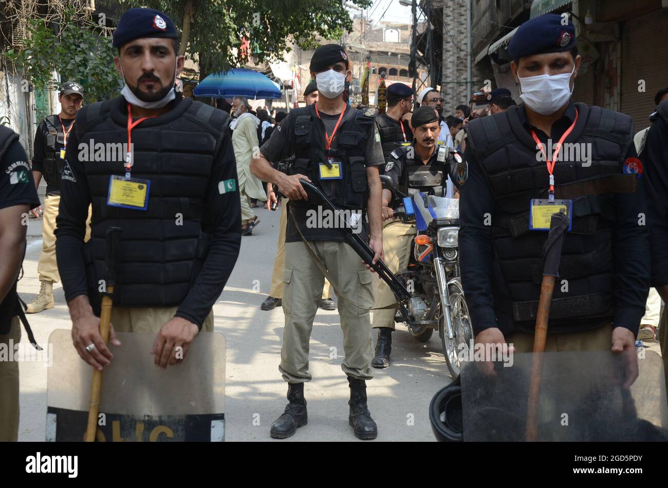 Pakistan. August 2021. Pakistanische schiitische Muslime nehmen an einer Muharram-Prozession Teil. Muharram, der erste Monat des islamischen Kalenders, ist ein Monat der Trauer zum Gedenken an das Martyrium von Imam Hussein, dem Enkel des Propheten Mohammed. (Foto: Hussain Ali/Pacific Press) Quelle: Pacific Press Media Production Corp./Alamy Live News Stockfoto