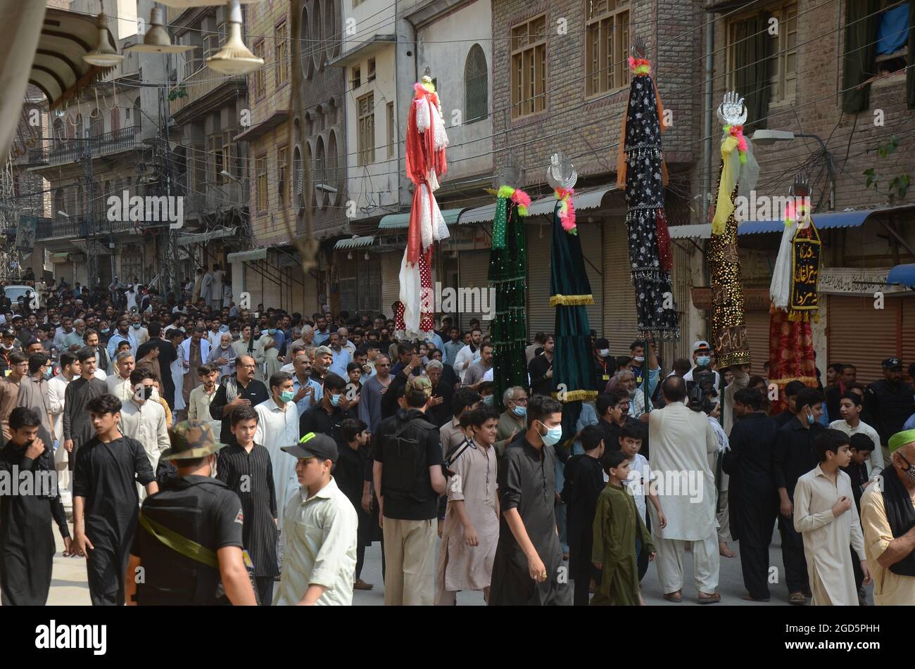 Pakistan. August 2021. Pakistanische schiitische Muslime nehmen an einer Muharram-Prozession Teil. Muharram, der erste Monat des islamischen Kalenders, ist ein Monat der Trauer zum Gedenken an das Martyrium von Imam Hussein, dem Enkel des Propheten Mohammed. (Foto: Hussain Ali/Pacific Press) Quelle: Pacific Press Media Production Corp./Alamy Live News Stockfoto