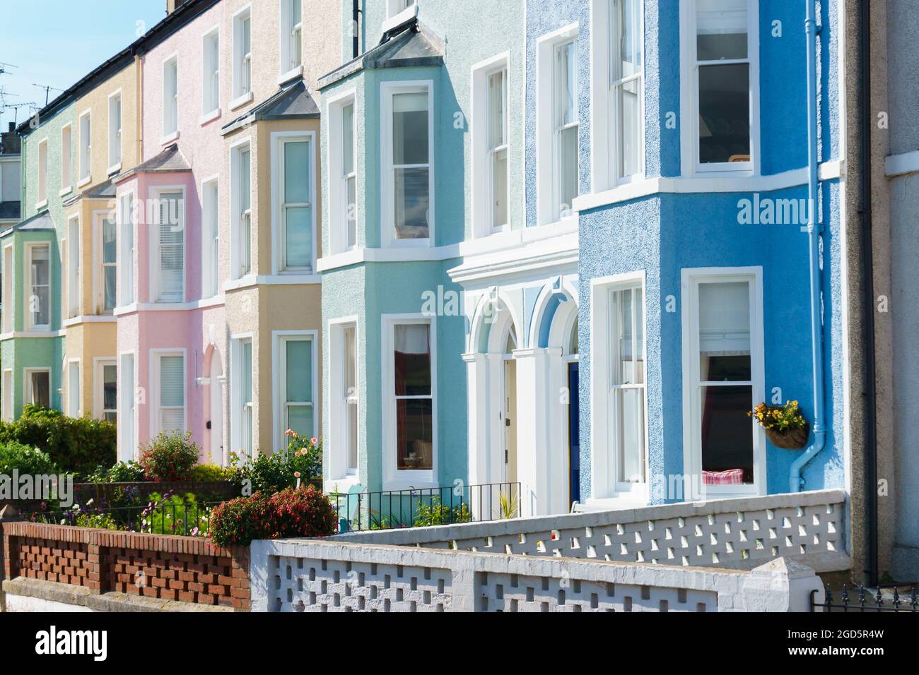 Farbenfroh bemaltes Reihenhaus im edwardianischen Stil mit Erkerfenstern an der West End Straße in Beaumaris Anglesey Stockfoto