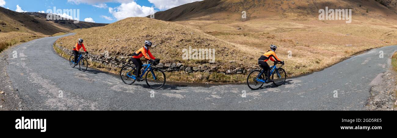 Mehrfachbild einer Radfahrerin, die den Honister Pass nach Seatoller, Borrowdale, English Lake District, Großbritannien, absteigt. Stockfoto