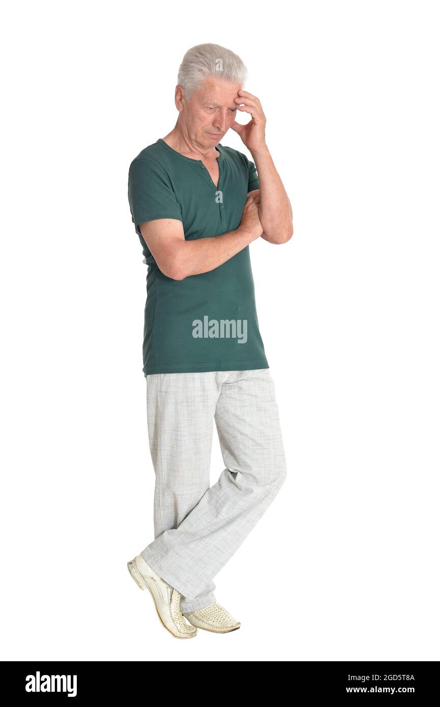 Porträt eines älteren Mannes, der isoliert posiert Stockfoto