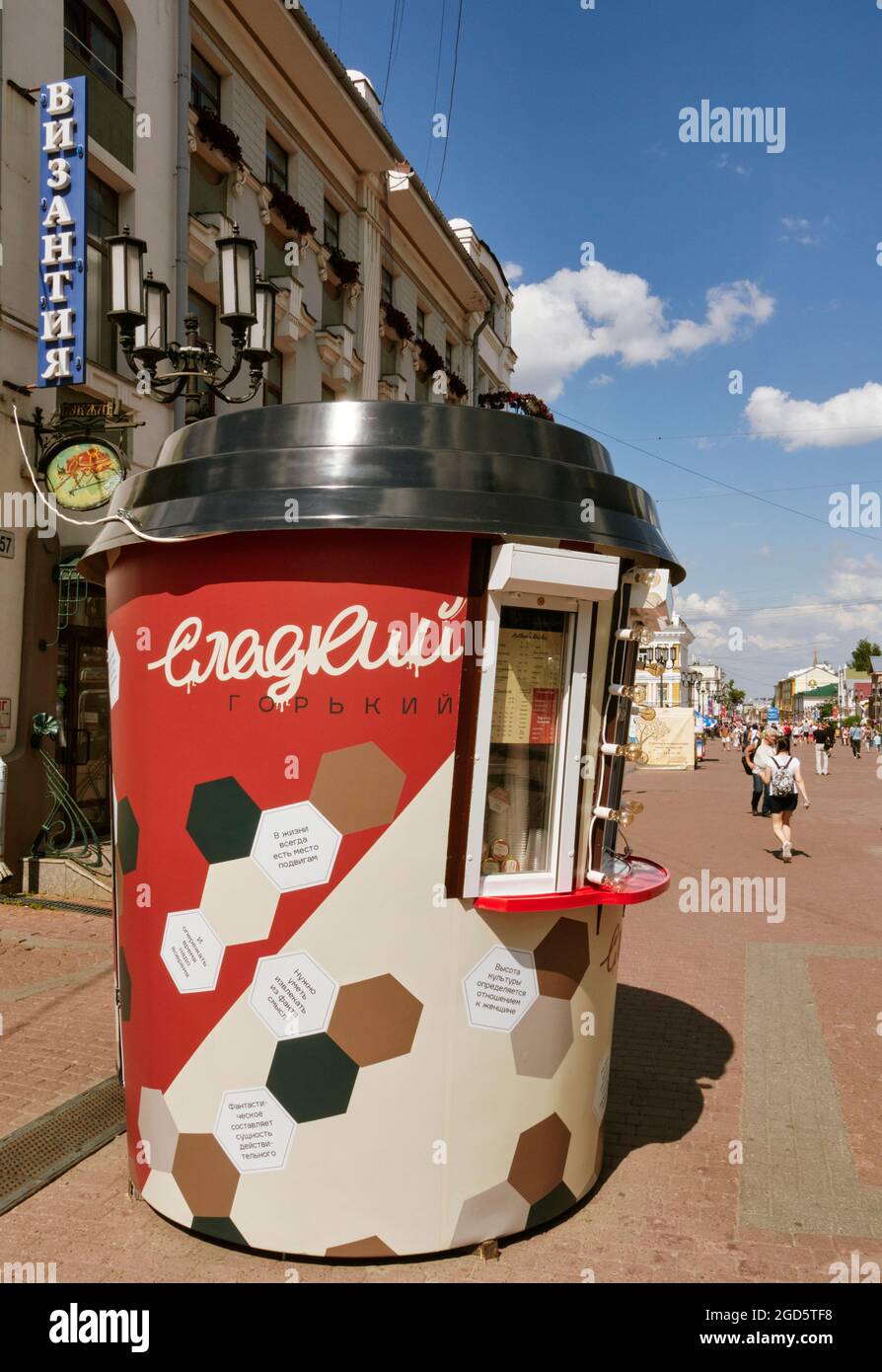 Russische Kiosk gibt es in allen Formen und Größen und verkaufen alles von Kaffee bis Rosen. Stockfoto