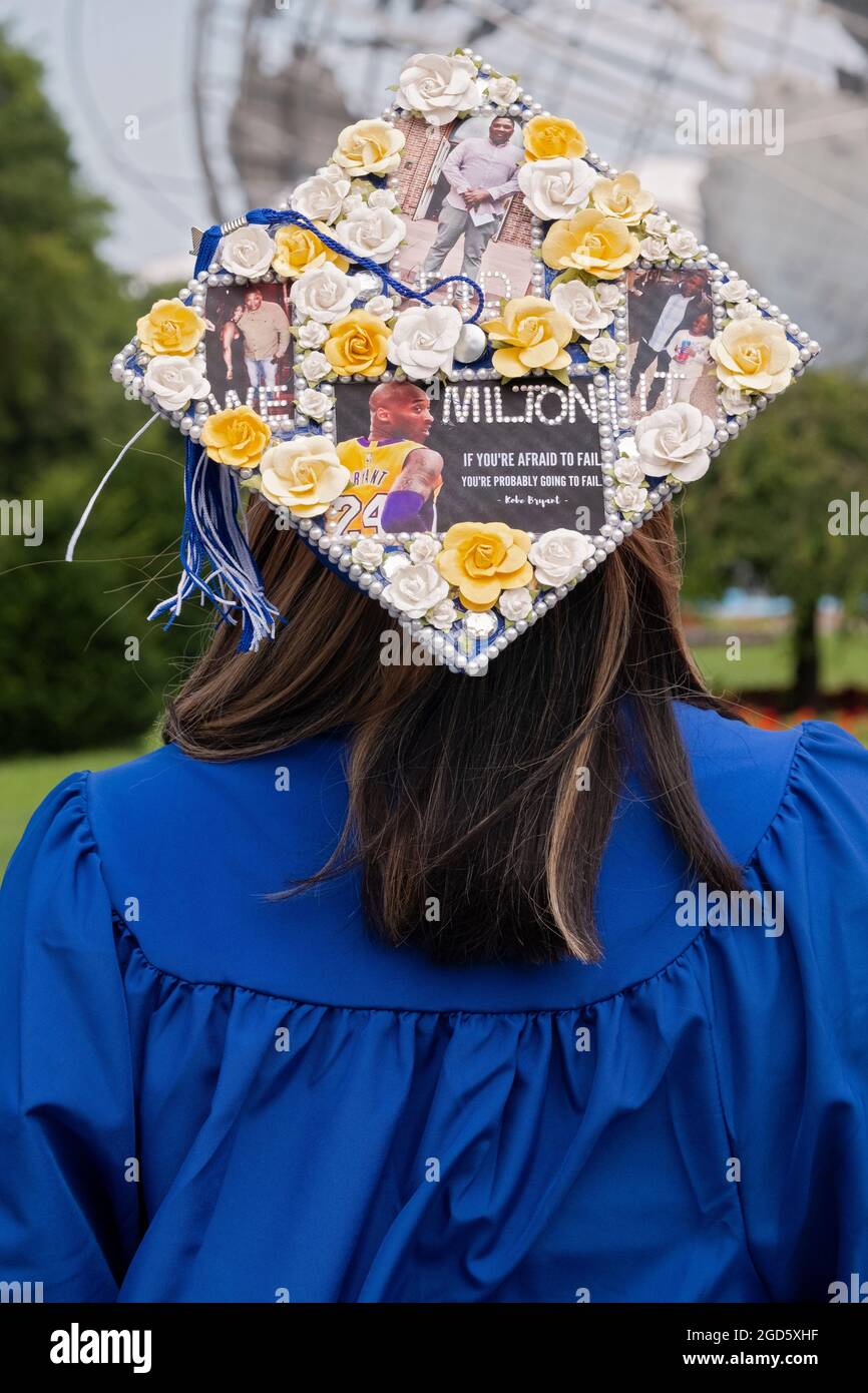 Rückansicht einer mit Blumen, Fotos und einer inspirierenden Botschaft von Kobe Bryant dekorierten Kappe für Absolventen des Plaza College. In Queens, New York. Stockfoto