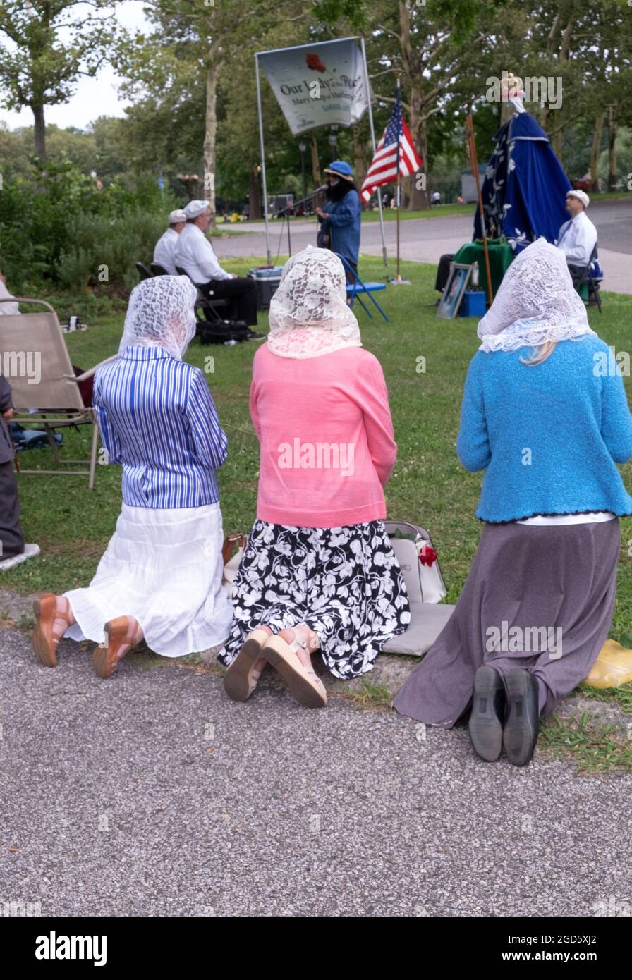 Fromme Katholiken beten bei einem Gottesdienst in der Nähe des Vatikanischen Pavillons im Flushing Meadows Park, wo Maria und Jesus Veronica Lueken erschienen. NYC Stockfoto