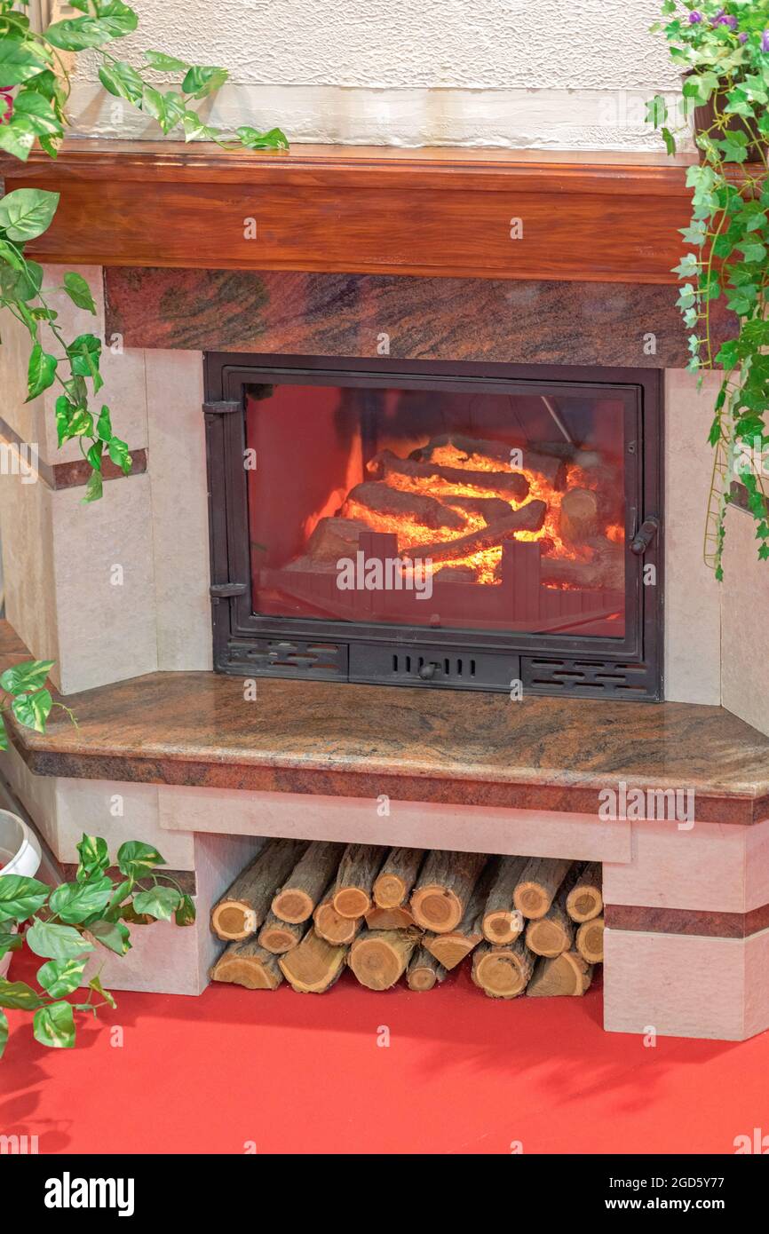 Elektronische Effekte Kamin Keramik Logs Dekor Marmor Stein Front Stockfoto