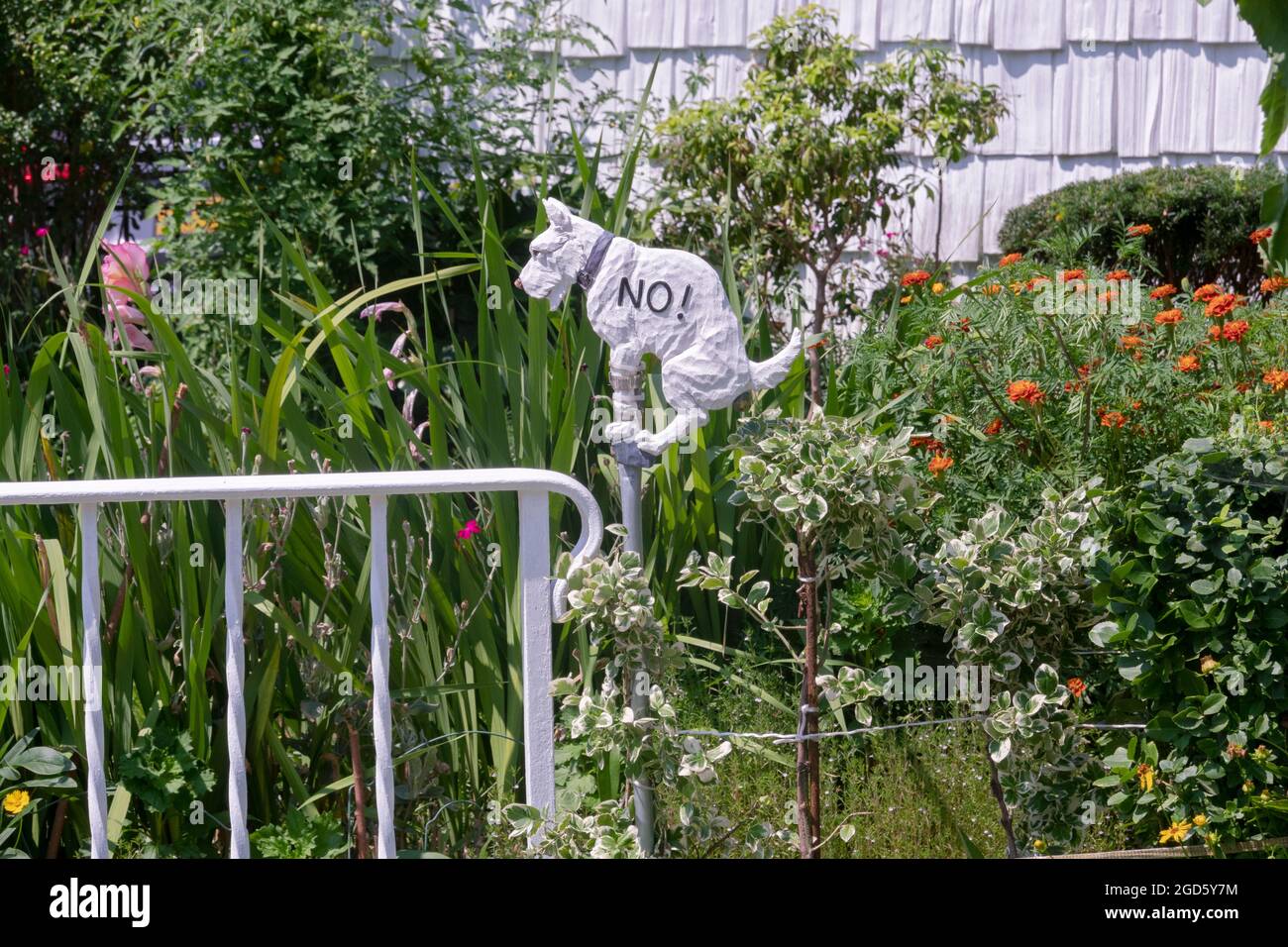 Ein cleveres Schild mit dem Aufschrift „Murks off the lawn“ an einer Seitenstraße in Flushing, Queens, New York City. Stockfoto