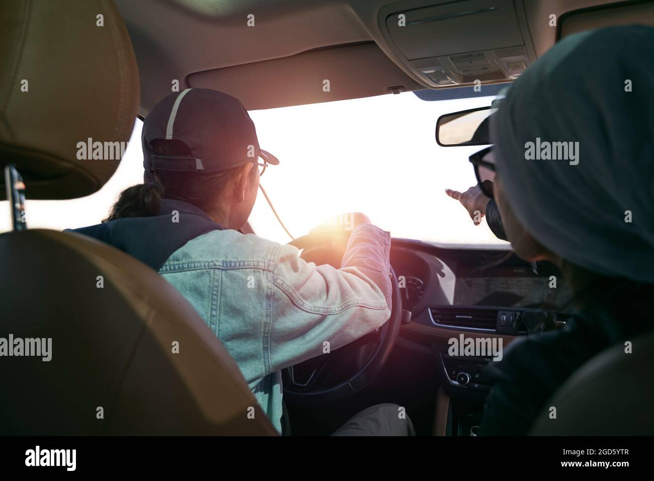 asiatisches Paar mit Blick auf die Aussicht, während es mit dem Auto unterwegs ist Stockfoto