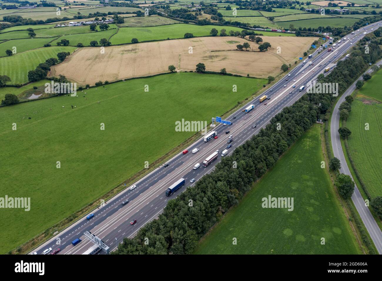 Luftdrohne Blick auf die Autobahn M6 an der Anschlussstelle 16 auf die A500 Stoke on Trent Stockfoto