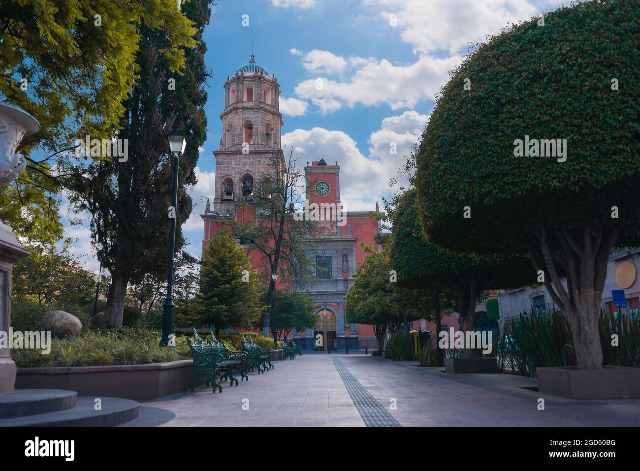 Tempel von San Francisco de Asís im Zentrum von Queretaro, Bundesstaat Queretaro, touristischer Ort von Mexiko, Tag mit blauem Himmel und Wolken, keine Menschen, Hallo Stockfoto