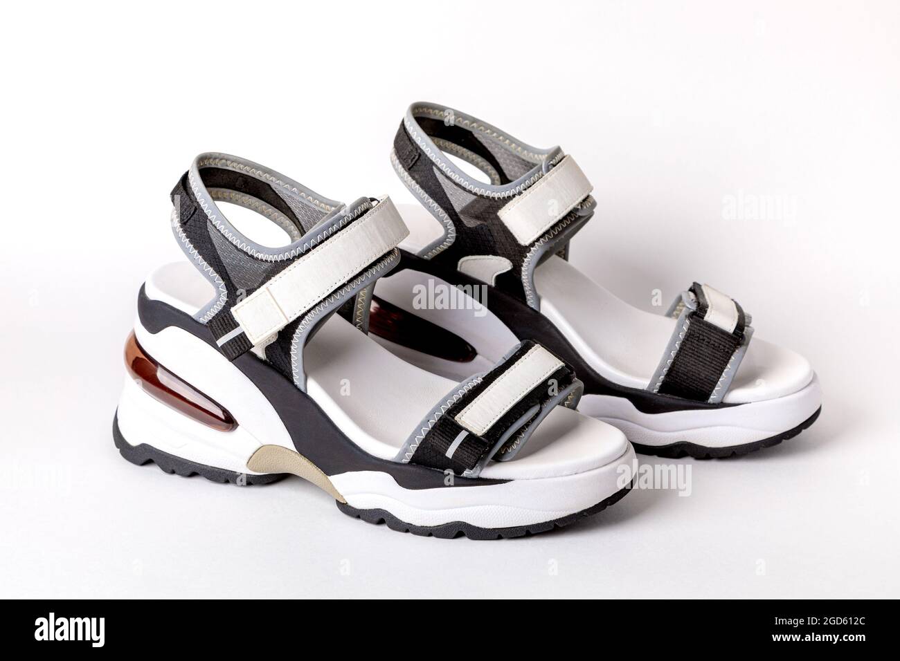 Modische Damen-Sandalen auf weißem Hintergrund. Neue Jugendschuhe für Mädchen. Vordergrund. Stockfoto