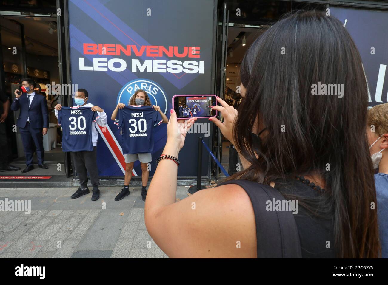 MESSI MANIA IN PARIS STEHEN DIE FANS SCHLANGE Stockfoto