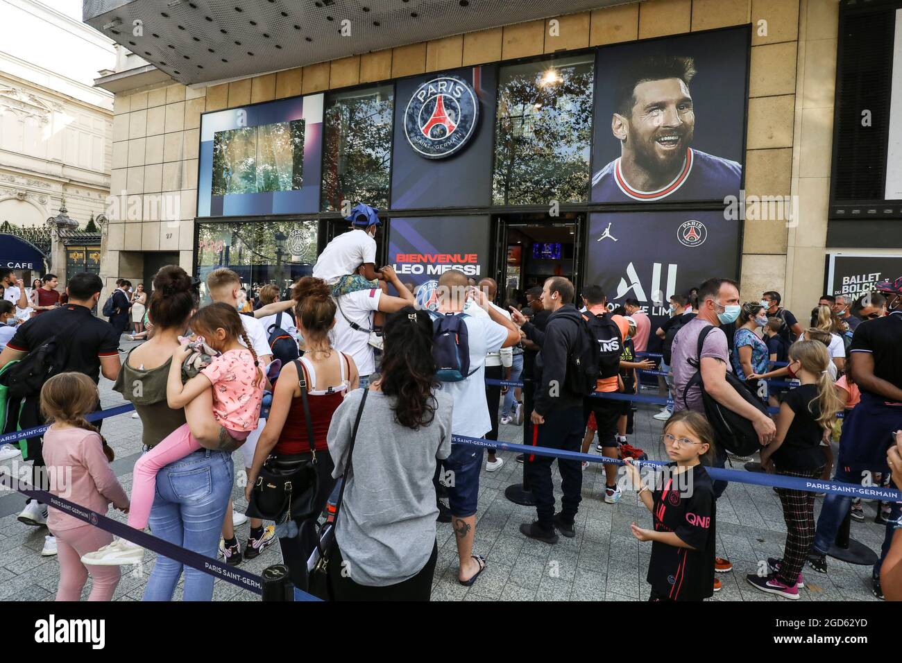 MESSI MANIA IN PARIS STEHEN DIE FANS SCHLANGE Stockfoto