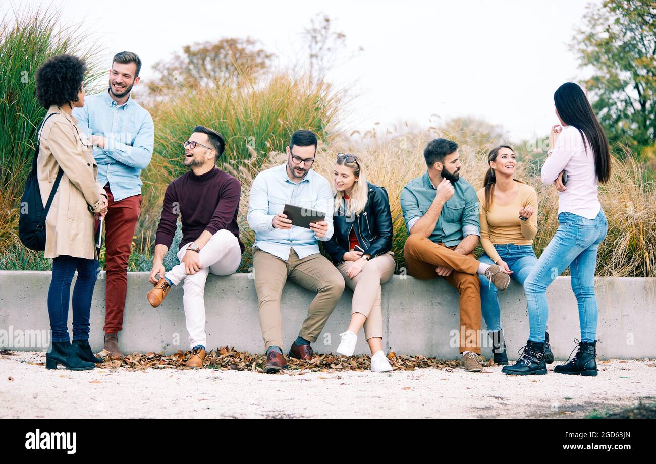 Junge Menschen mit Spaß glücklich Gruppe Freundschaft Student Lebensstil Stockfoto