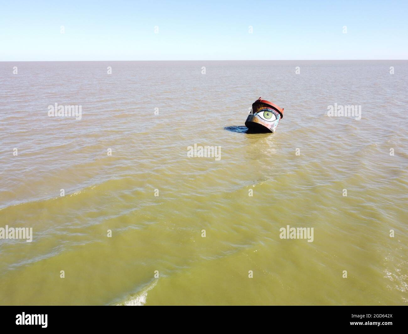 COLONIA, URUGUAY - 13. März 2021: Eine Augenfigur in einem See in Boya en playa Departamento de Colonia Stockfoto