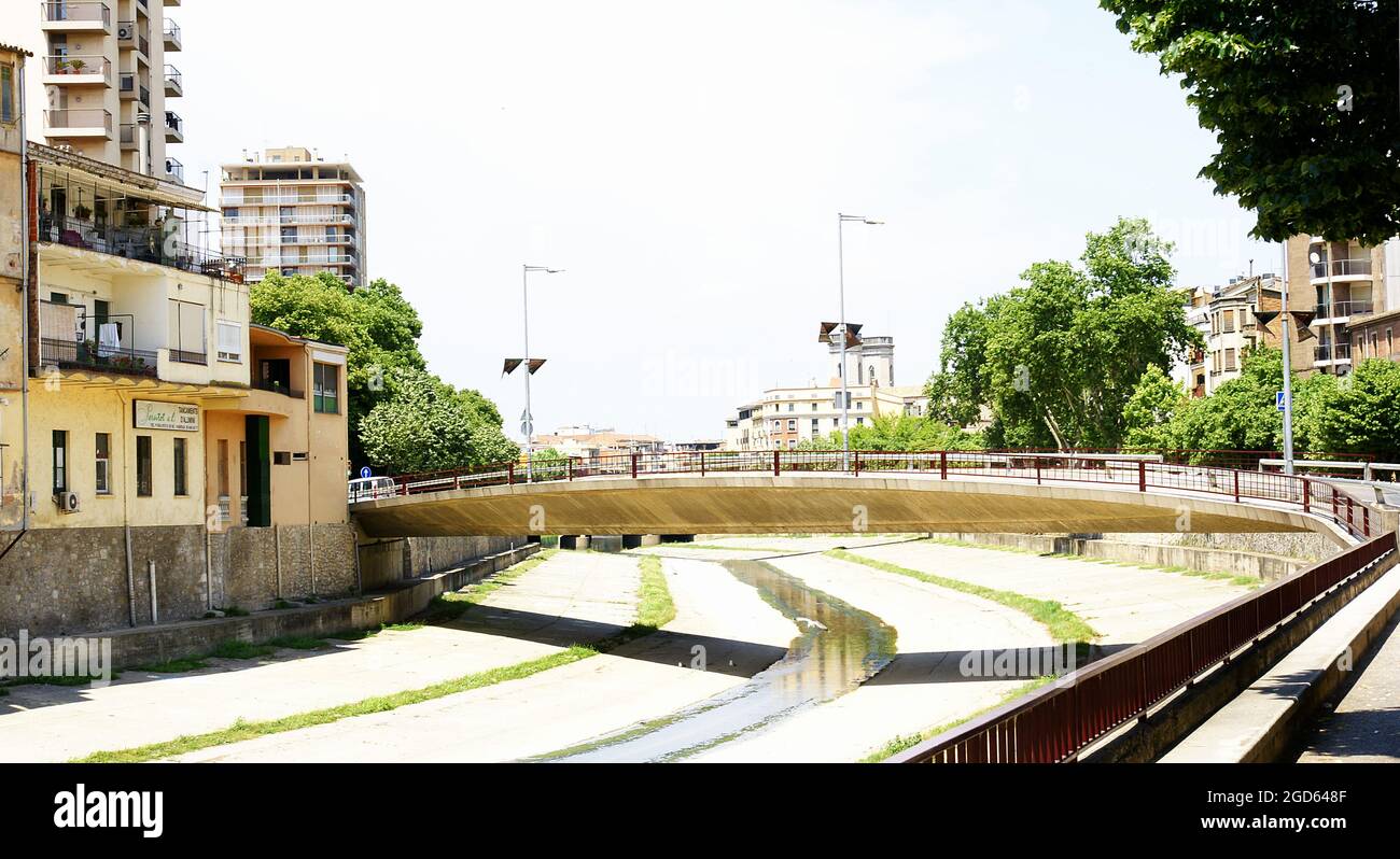Brücken über den Onyar-Flusskanal, der durch Girona, Katalonien, Spanien, Europa führt Stockfoto