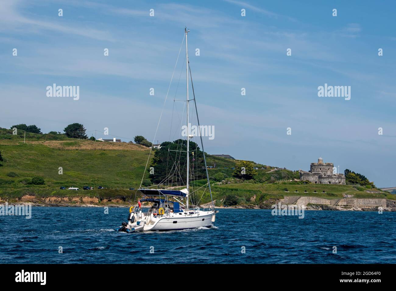 St Mawes, Cornwall, England, Großbritannien. 2021. Segelboot unter Strom auf den Carrick Roads, als es den Fluss Fal anschließt und sich St. Mawes Castle einem alten Artillenschloss nähert Stockfoto