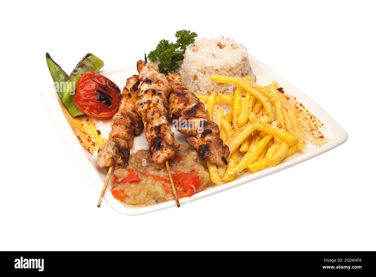 Hähnchen-Shish-Kebab. Hähnchen-Shish-Kebab-Teller mit Reis-Pommes, Pfeffer, Auberginen. Hähnchen-Kebab, Hähnchengrill Stockfoto