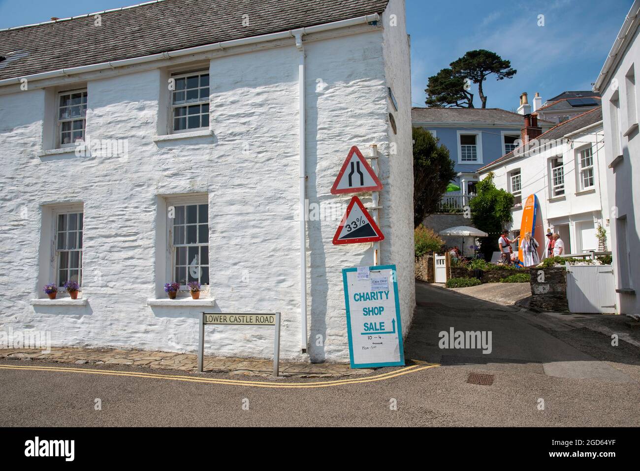 St Mawes, Cornwall, England, Großbritannien. 2021. Schmale Straße und Ferienhäuser im malerischen kornischen Ferienort St. Mawes, Großbritannien Stockfoto