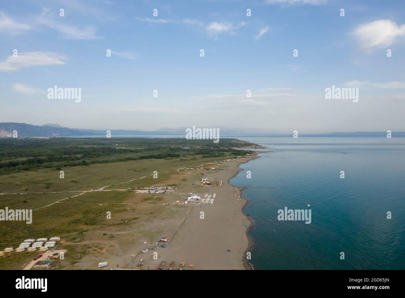 Luftaufnahme am Strand auf der Insel Ada Bojana in Montenegro Stockfoto
