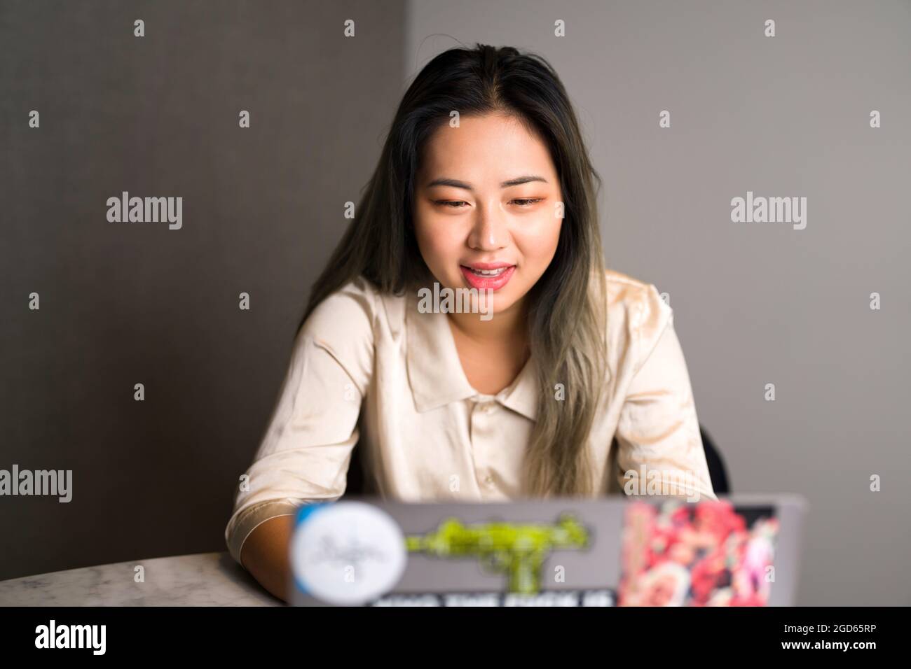 Junge kantige asiatische Datenwissenschaftlerin auf einer Videokonferenz Stockfoto