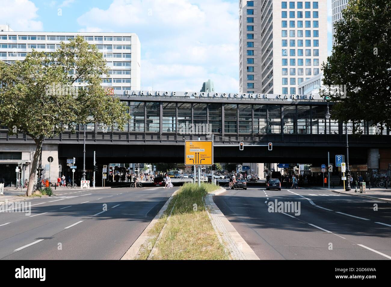 Berlin, 6. August 2021, Blick von der Hardenbergstraße zum Bahnhof Zoo, Stockfoto