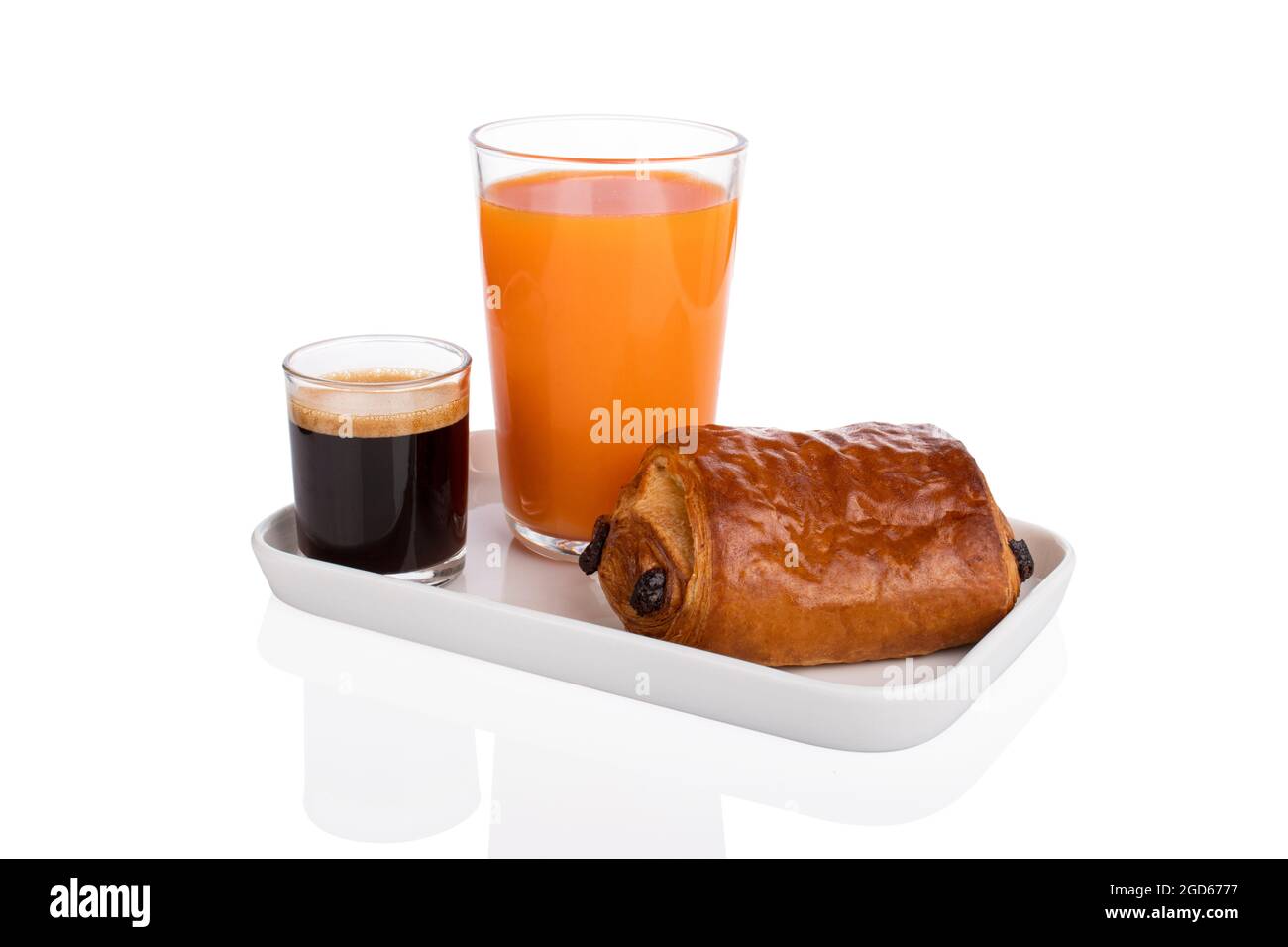 Pain au Chocolat, Schokoladencroissant, französisches Frühstück, Kaffee, Orangensaft-Croissant auf weißem Hintergrund Stockfoto