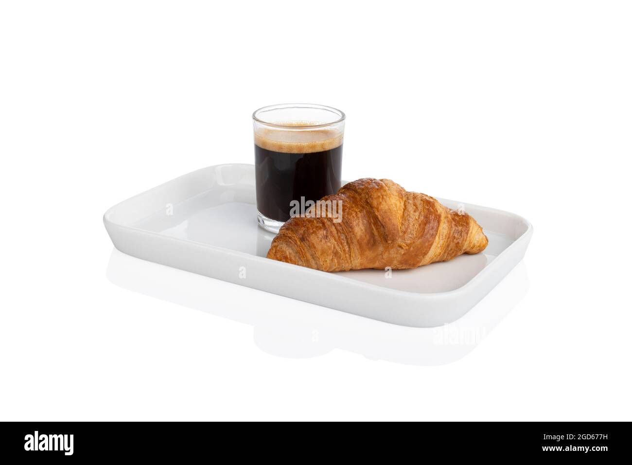 Croissant und Kaffee, französisches Frühstück, Kaffee und Croissant auf weißem Hintergrund Stockfoto