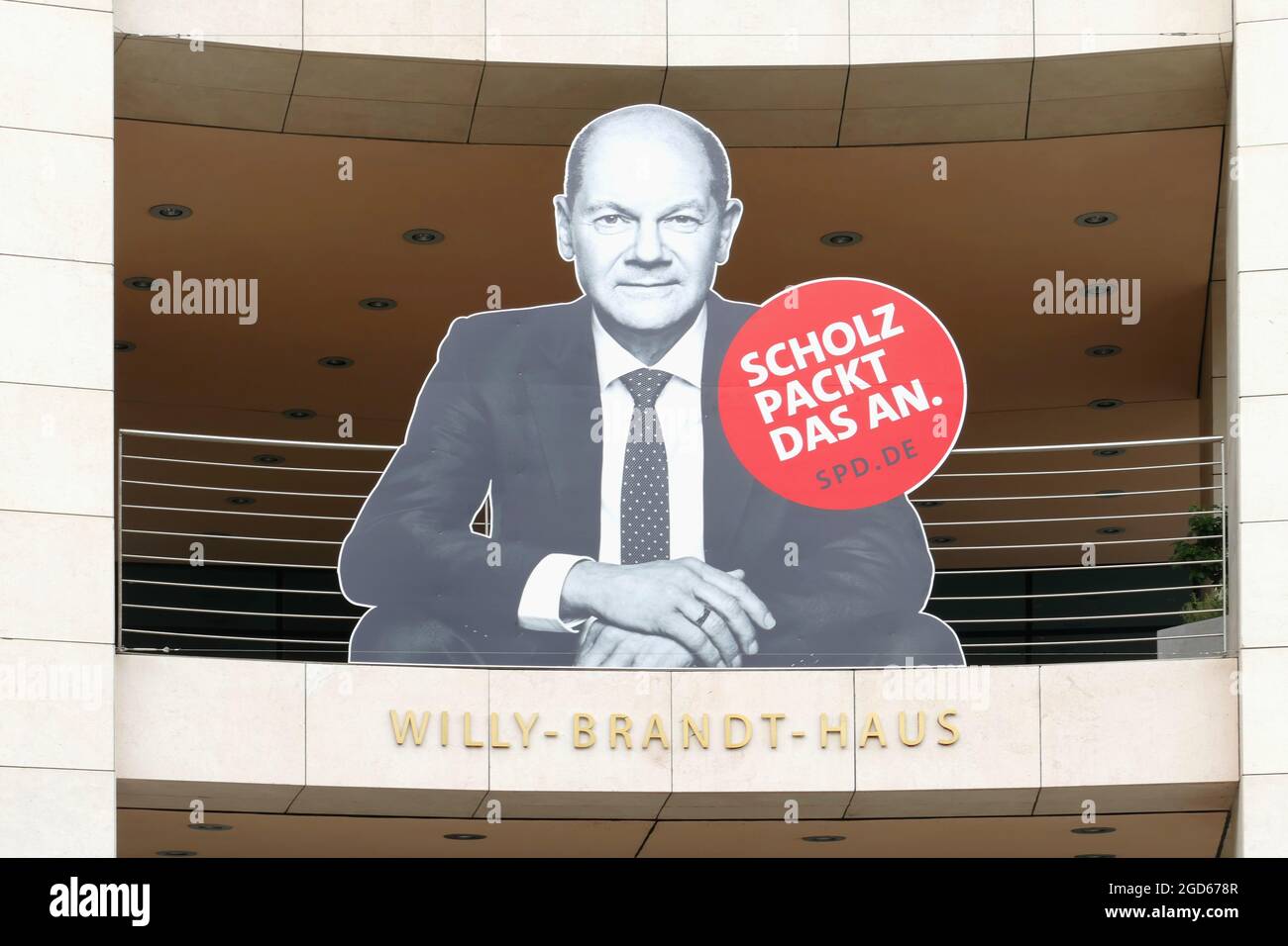 Berlin, 7. August 2021, Wahlkampfplakat im Willy-Brandt-Haus, mit dem Slogan: „Scholz greift das an“ Stockfoto