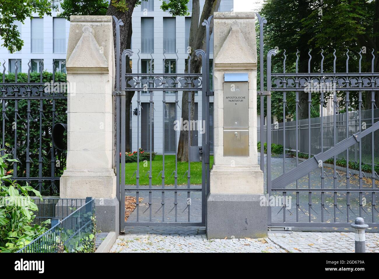 Berlin, 23. Juli 2021, Tor und Eingang der Apostolischen Nuntiatur Stockfoto