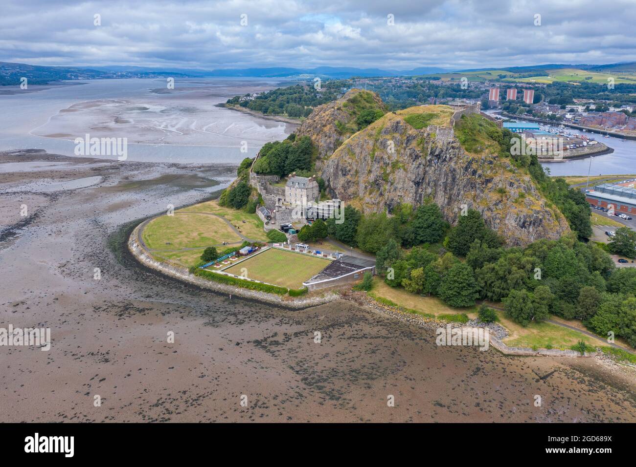 Dumbarton Castle Gebäude auf Vulkangestein Luftbild von oben Schottland Großbritannien Stockfoto