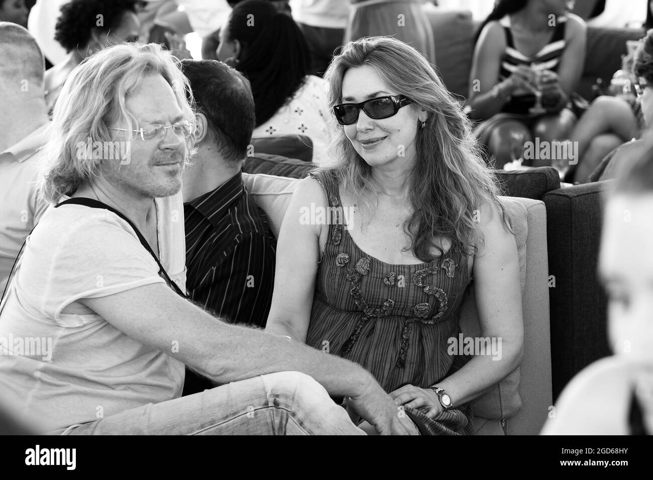 JOHANNESBURG, SÜDAFRIKA - 05. Jan 2021: Graustufen eines Paares mittleren Alters auf einer Food and Wine Fair in Johannesburg, Südafrika Stockfoto