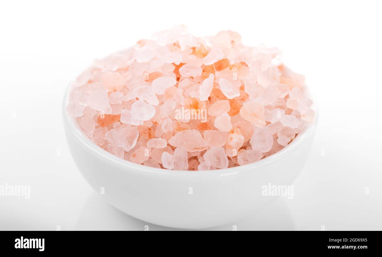 Himalaya-Salz, rosa himalaya-Salz. himalaya-Salz in weißer Schale, auf weißem Hintergrund Stockfoto