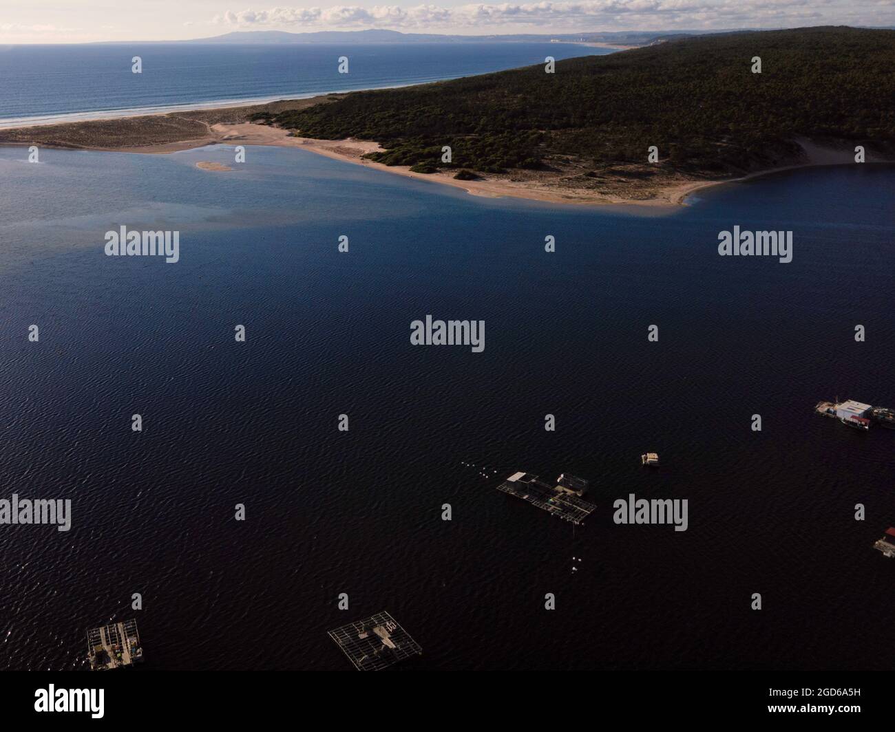 Luftaufnahme von Lagoa de Albufeira, einem natürlichen See an der südportugiesischen Küste, Setubal, Portugal Stockfoto