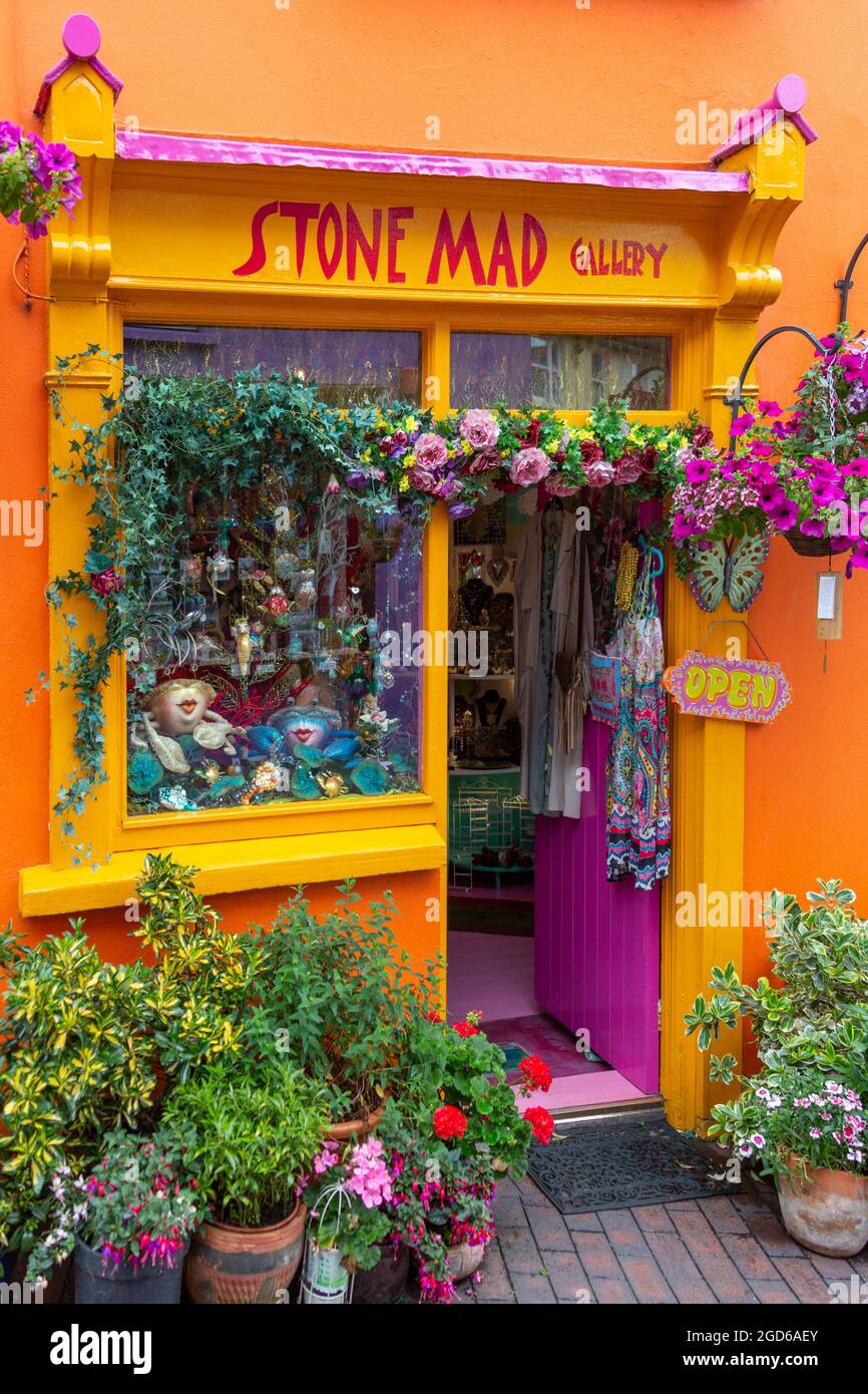 Ein sehr farbenfrohes Geschäft in Kinsale, einer kleinen Stadt in der Grafschaft Cork, Republik Irland. Stockfoto