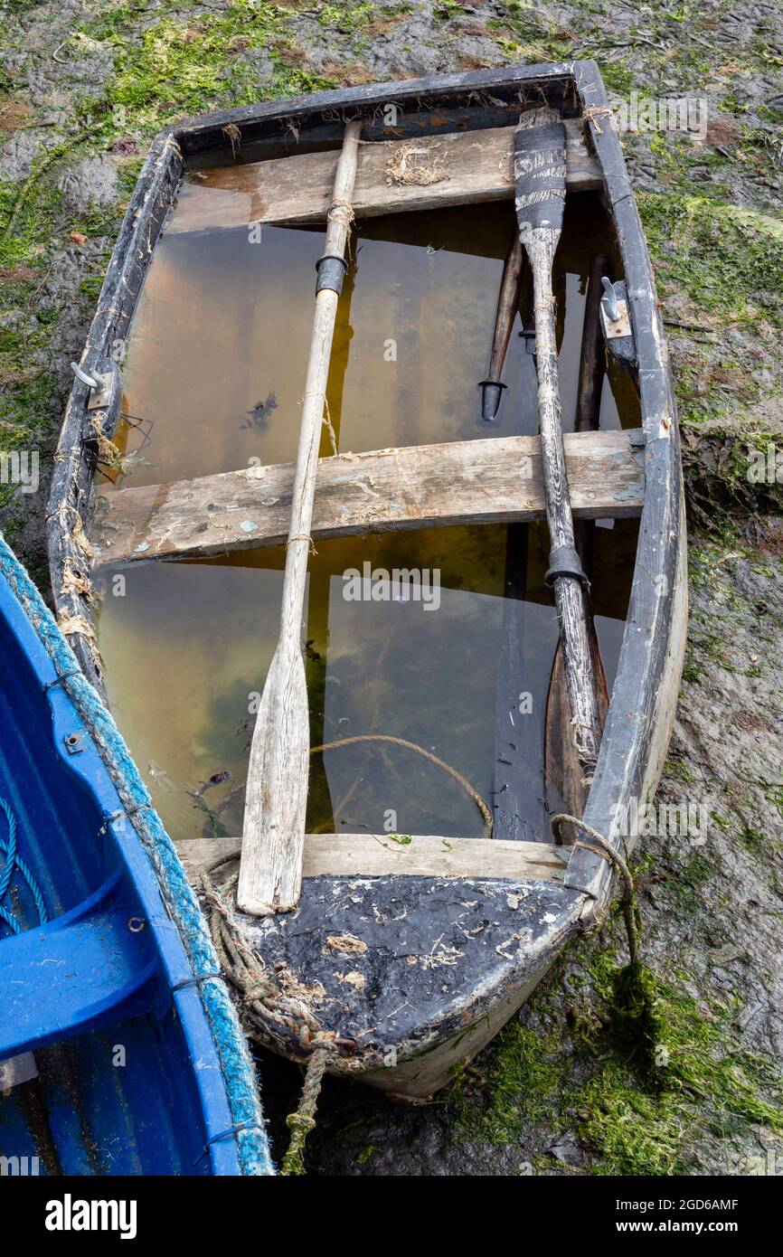 Verlassene Ruderboot bei Ebbe. Hook Head in County Wexford, Irland. Stockfoto