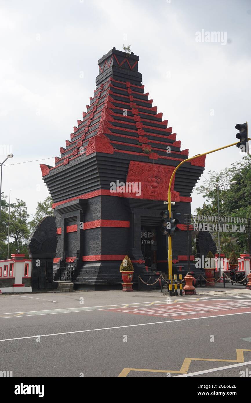 Das schöne Tor von Taman Makam Pahlawan Raden Wijaya auf Blitar, Ost-Java Stockfoto