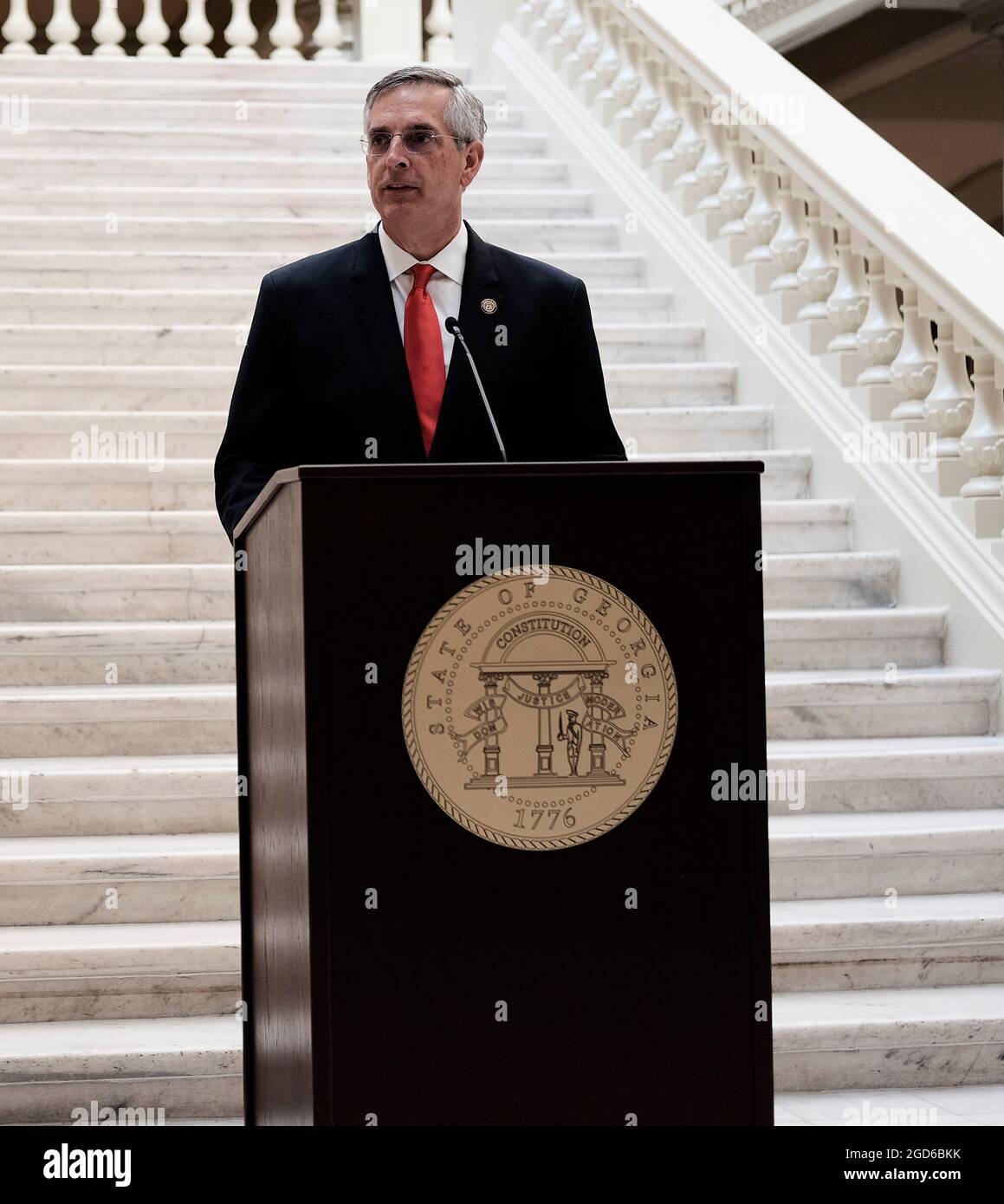 Atlanta, Georgia, USA. August 2021. Der georgische Außenminister Brad Raffensberger hält eine Pressekonferenz zu Fragen der Wahlintegrität ab. Raffensberger forderte die Generalversammlung auf, die Verfassung des Bundesstaates zu ändern, um sicherzustellen, dass nur US-Bürger bei den Wahlen in Georgien wählen können, obwohl das Georgia Code bereits deutlich macht, dass nur US-Bürger bei den Wahlen in Georgien wählen können. Der Grund für die Änderung, so Raffensberger, sei, dass es "widerliche Trends im ganzen Land gebe, die dieses Thema zu wichtig machen, um es den zukünftigen Gesetzgebungen überlassen zu werden. (Credit Im Stockfoto