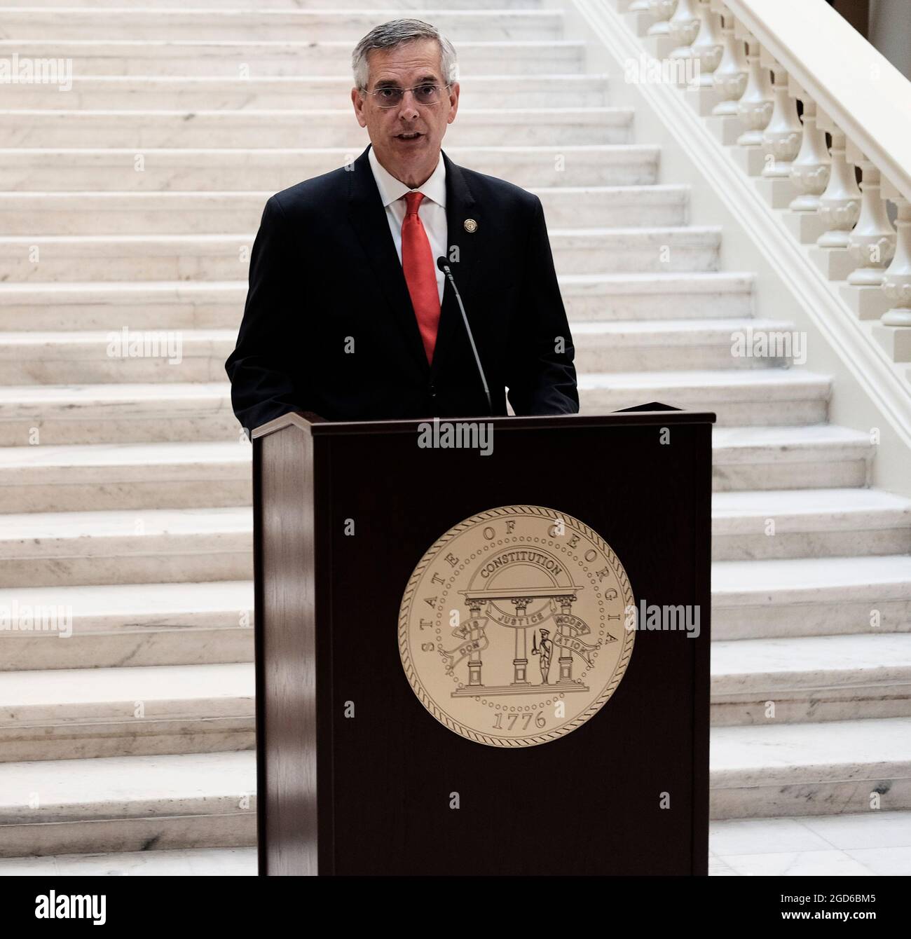 Atlanta, Georgia, USA. August 2021. Der georgische Außenminister Brad Raffensberger hält eine Pressekonferenz zu Fragen der Wahlintegrität ab. Raffensberger forderte die Generalversammlung auf, die Verfassung des Bundesstaates zu ändern, um sicherzustellen, dass nur US-Bürger bei den Wahlen in Georgien wählen können, obwohl das Georgia Code bereits deutlich macht, dass nur US-Bürger bei den Wahlen in Georgien wählen können. Der Grund für die Änderung, so Raffensberger, sei, dass es "widerliche Trends im ganzen Land gebe, die dieses Thema zu wichtig machen, um es den zukünftigen Gesetzgebungen überlassen zu werden. (Credit Im Stockfoto