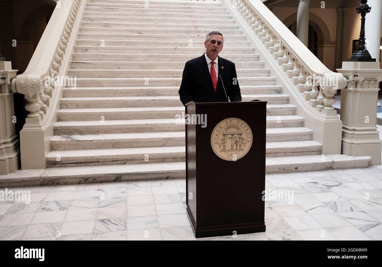 Atlanta, Georgia, USA. August 2021. Der georgische Außenminister Brad Raffensberger hält eine Pressekonferenz zu Fragen der Wahlintegrität ab. Raffensberger forderte die Generalversammlung auf, die Verfassung des Bundesstaates zu ändern, um sicherzustellen, dass nur US-Bürger bei den Wahlen in Georgien wählen können, obwohl das Georgia Code bereits deutlich macht, dass nur US-Bürger bei den Wahlen in Georgien wählen können. Der Grund für die Änderung, so Raffensberger, sei, dass es "widerliche Trends im ganzen Land gebe, die dieses Thema zu wichtig machen, um es den zukünftigen Gesetzgebungen überlassen zu werden. (Credit Im Stockfoto