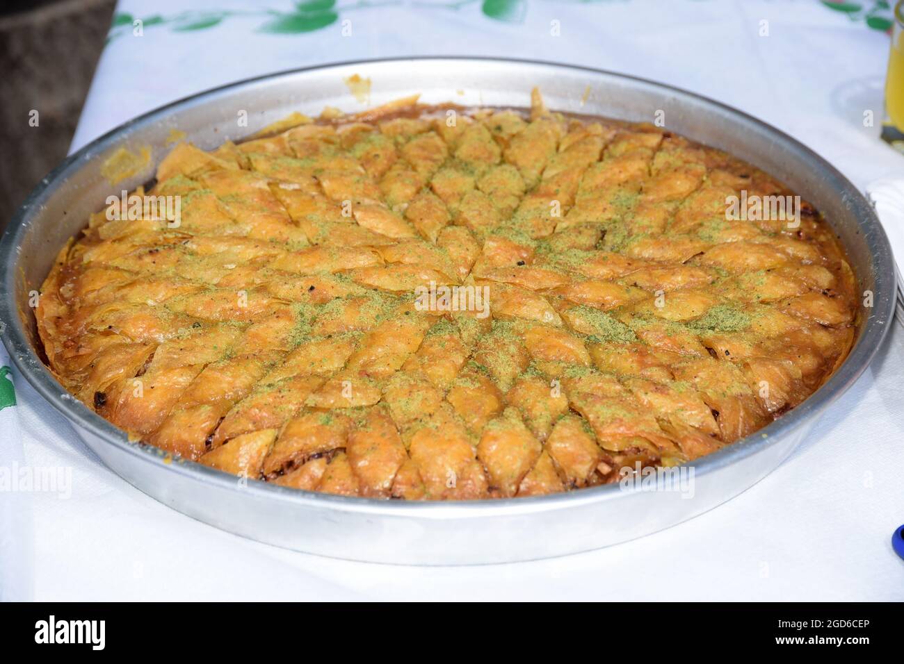 Mediterrane Baklava mit Pistazien und Walnüssen. Pistazien-Baklava. Traditionelle Aromen des Nahen Ostens Stockfoto