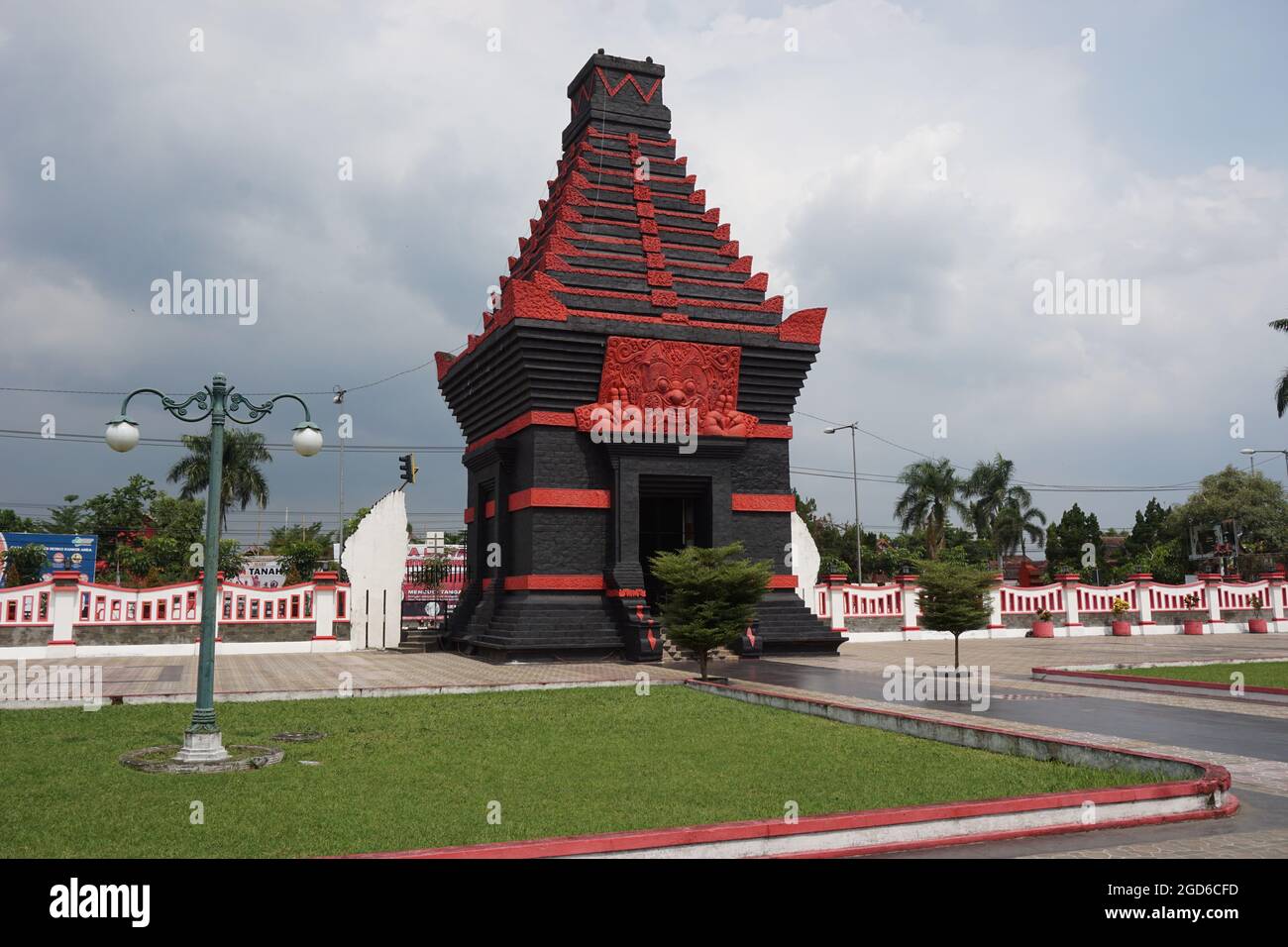 Das schöne Tor von Taman Makam Pahlawan Raden Wijaya auf Blitar, Ost-Java Stockfoto