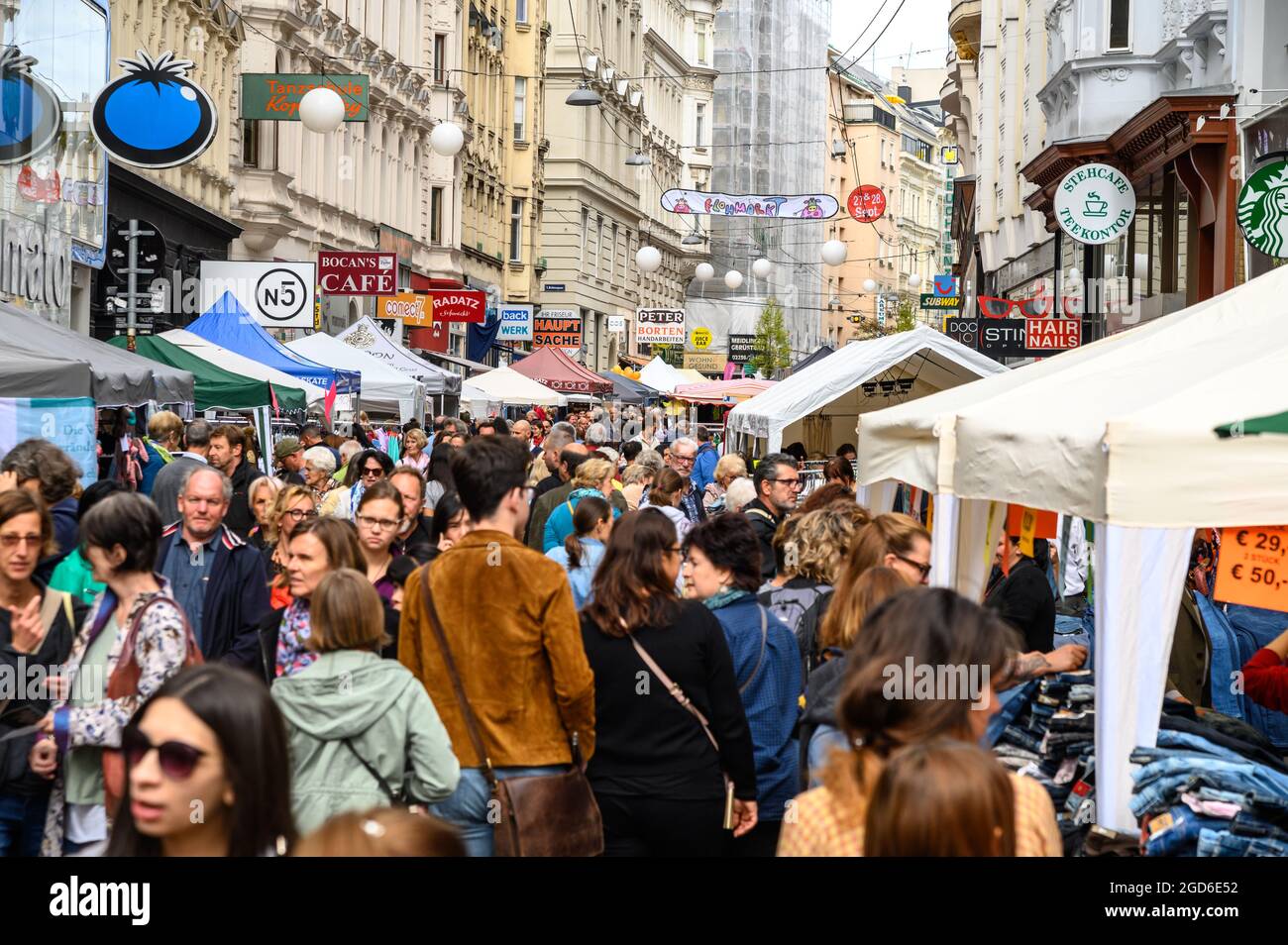 wien Österreich - 27. September 2019. Sonntagsmarkt an der Mariahilder Straße im Zentrum von Wien. Stockfoto