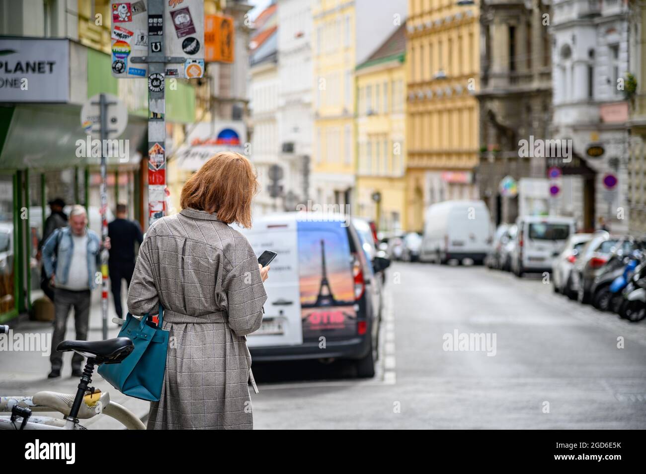 wien Österreich - 27. September 2019. Eine Frau, die ihr Handy in der Wiener Innenstadt anschaut. Stockfoto