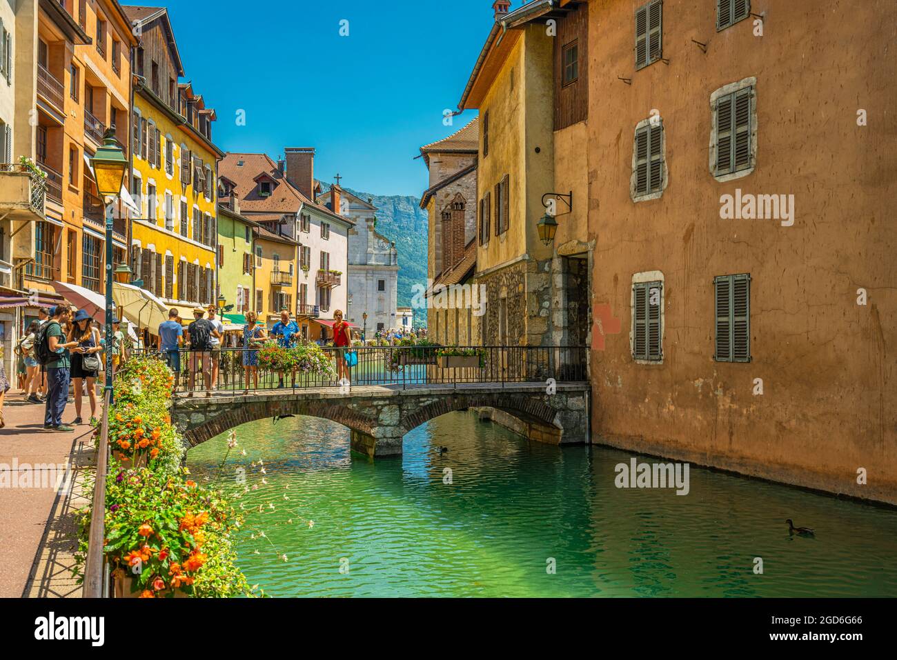 Touristen schlendern durch die Straßen der antiken Stadt Annecy. Die Brücken verbinden die beiden Ufer des Flusses Thiou. Annecy, Frankreich Stockfoto