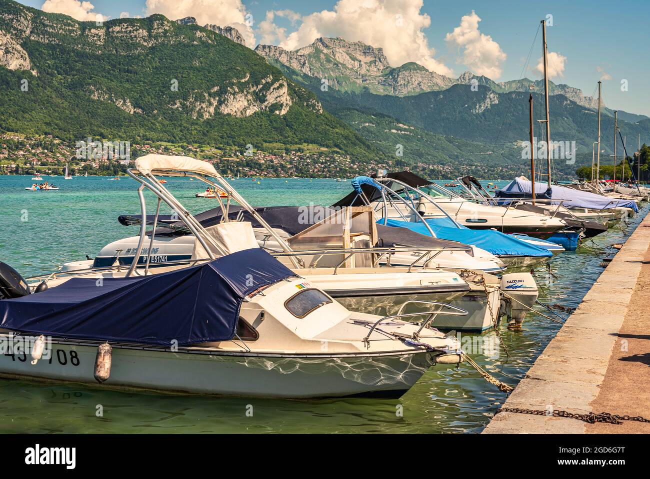 Boote im Hafen von Annecy. Im Hintergrund das Bornes-Massiv und der Gipfel von La Tournette. Annecy, Département Savoie, Frankreich Stockfoto