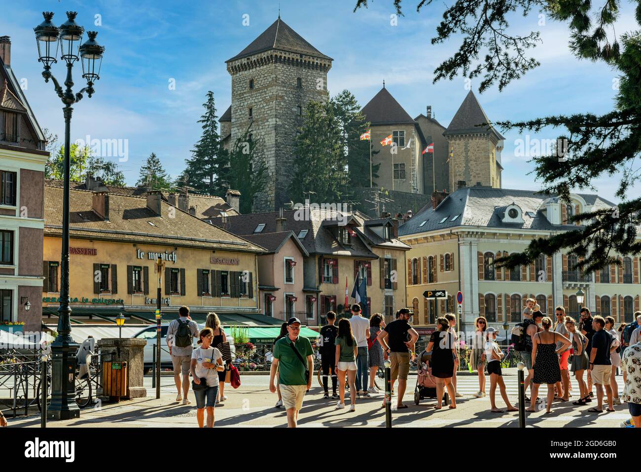 Das Schloss Annecy dominiert die Stadt. Die Besucher bewundern die Pracht, die sie auf die Straße warten. Annecy, Département Savoie, Frankreich Stockfoto