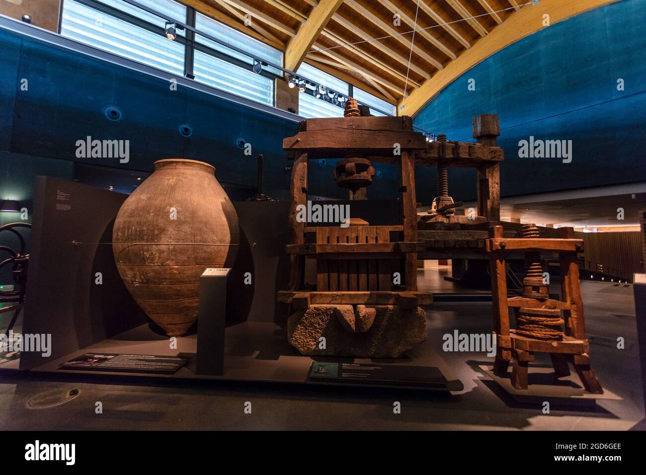 Im Vivanco Weinmuseum werden antike Weingegenstände ausgestellt. Briones. La Rija. Spanien. Stockfoto