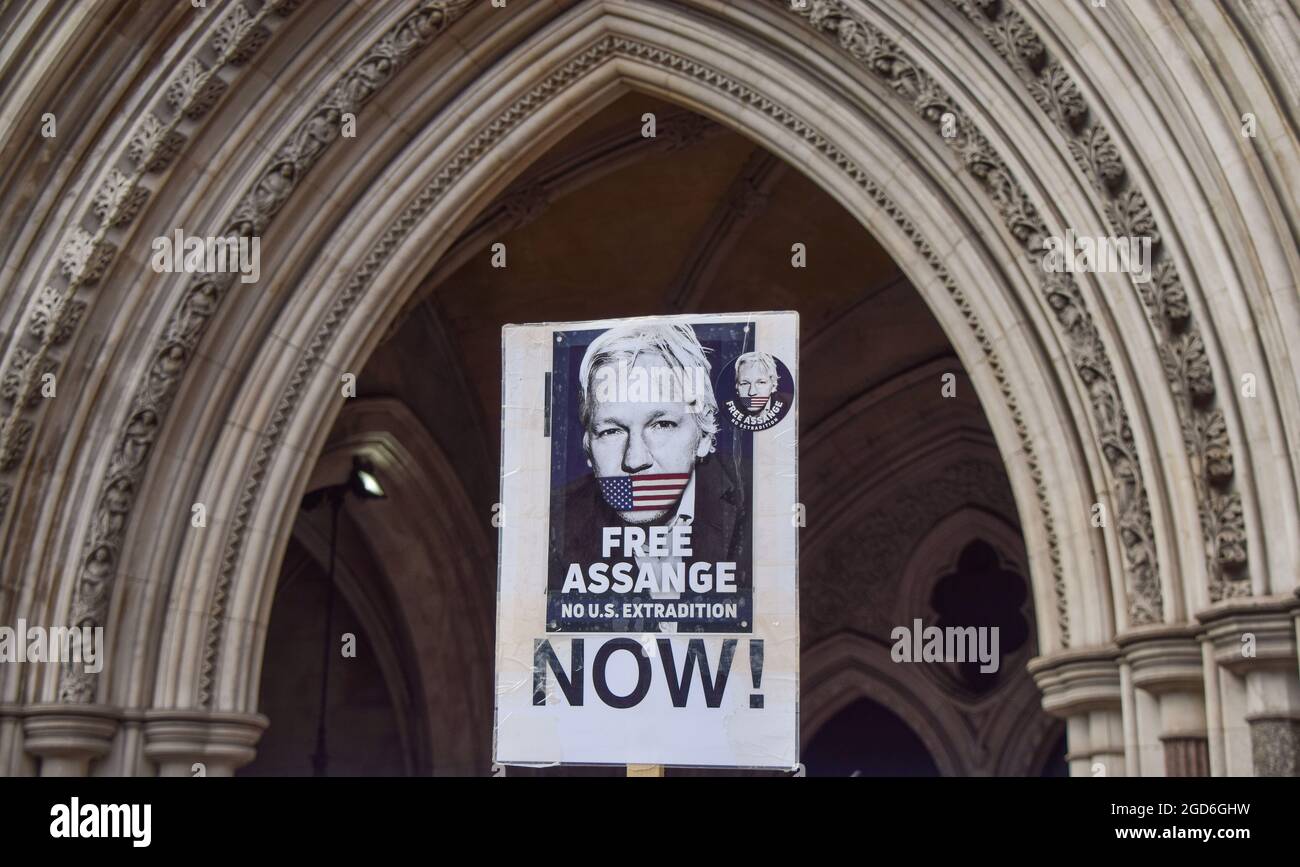 London, Großbritannien. August 2021. Plakat „Free Assange“ vor den königlichen Gerichtshöfen, wo die Vorverhandlung für die US-Berufung gegen die Entscheidung, WikiLeaks-Gründer Julian Assange nicht auszuliefern, stattfand. (Kredit: Vuk Valcic / Alamy Live News) Stockfoto