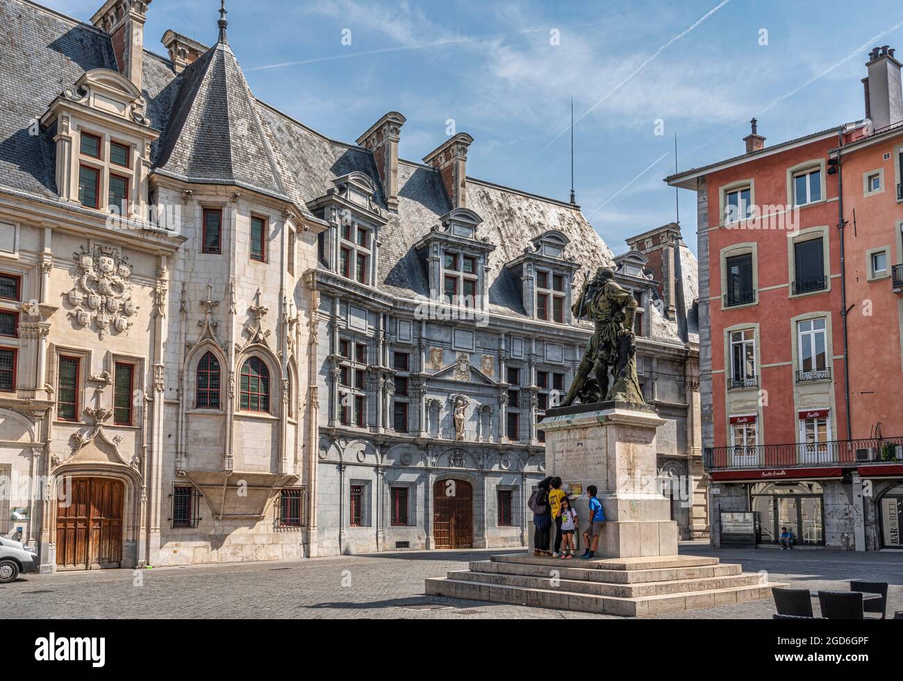 Courthouse Square. Die Statue, die dem epischen Ritter Baiardo gewidmet ist, vor dem Dauphiné-Parlamentsgebäude. Grenoble, Frankreich Stockfoto