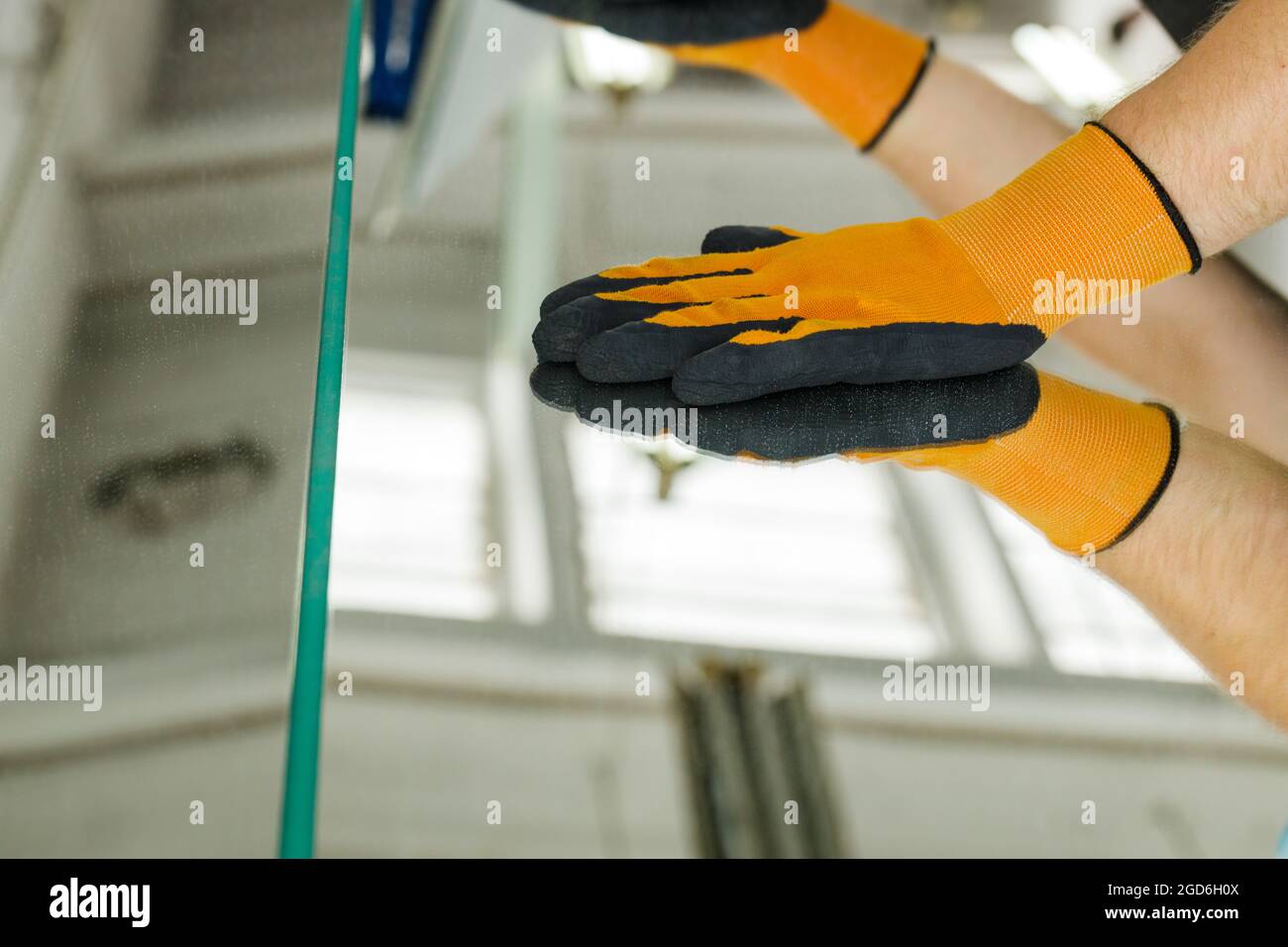 Schneiden der Spiegelscheibe auf einem speziellen Glastisch Stockfoto